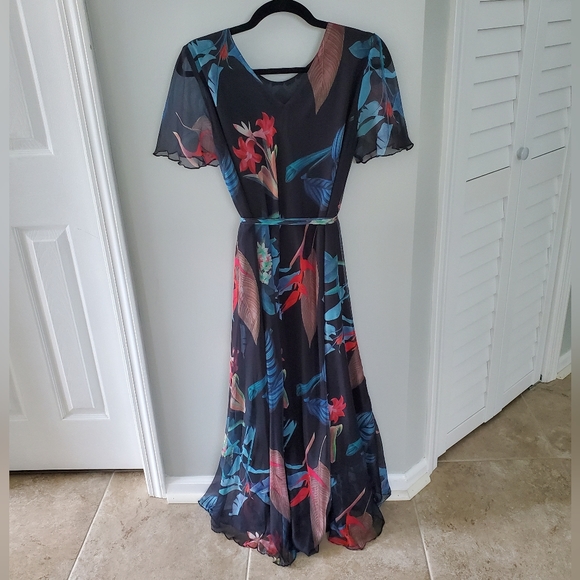 Flowy Floral Dress - Picture 2 of 11